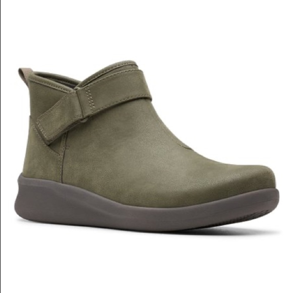 NEW!! Women’s Clarks Sillian 2.0 West Khaki Bootie Size 7.5M